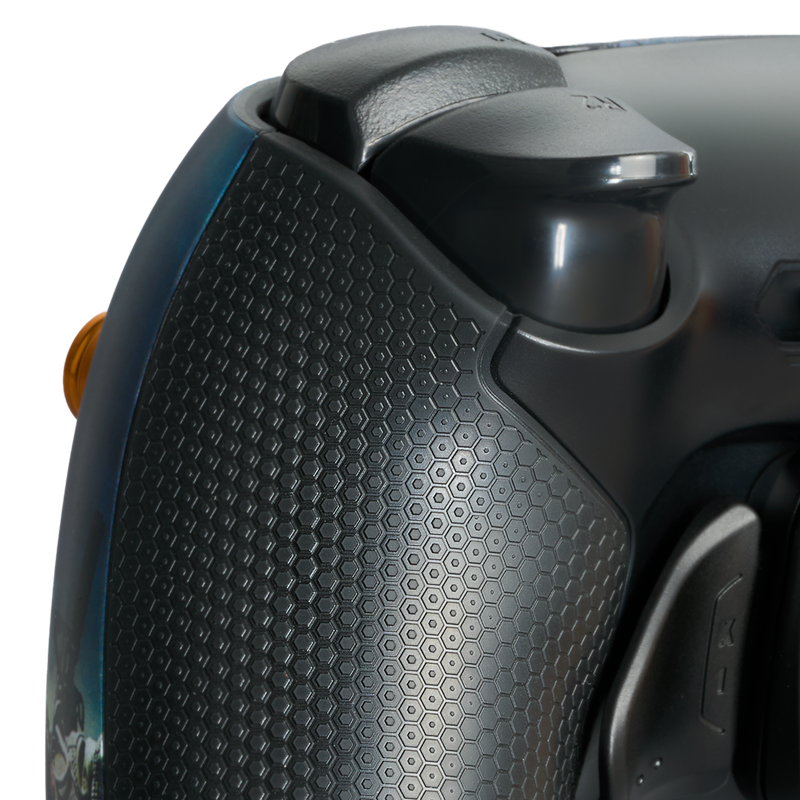 Custom PS5 Controller von INFINITE GAMES mit schwarzem Grip-Backcover und strukturierter Rückseite