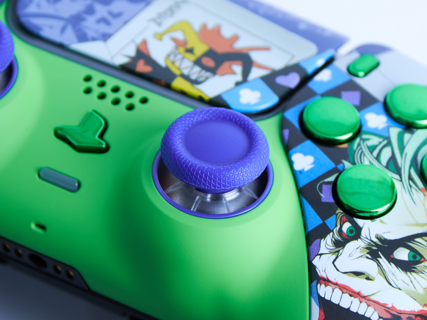 Custom PS5 Controller von INFINITE GAMES mit grünem Comic-Design, violettem Stick und grünen Buttons