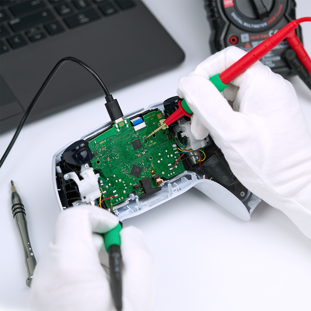 PS5 Controller Reparatur und Fehlerdiagnose am geöffneten Controller mit Multimeter