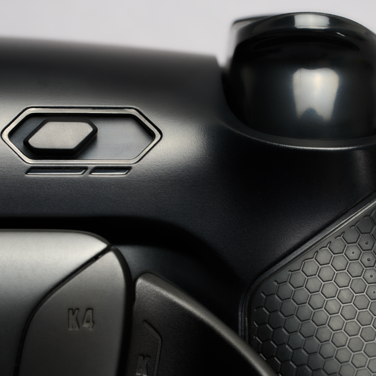 Detailaufnahme eines Custom PS5 Controllers mit strukturierter Grip-Rückseite und programmierbaren Rücktasten